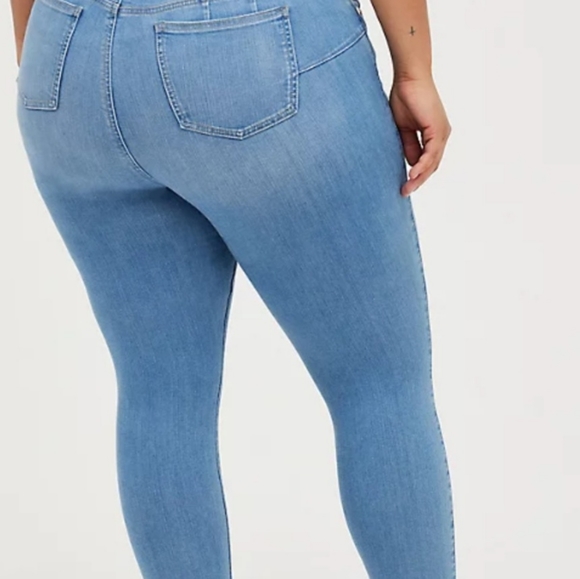 NWT Torrid bombshell skinny jean - Picture 2 of 4